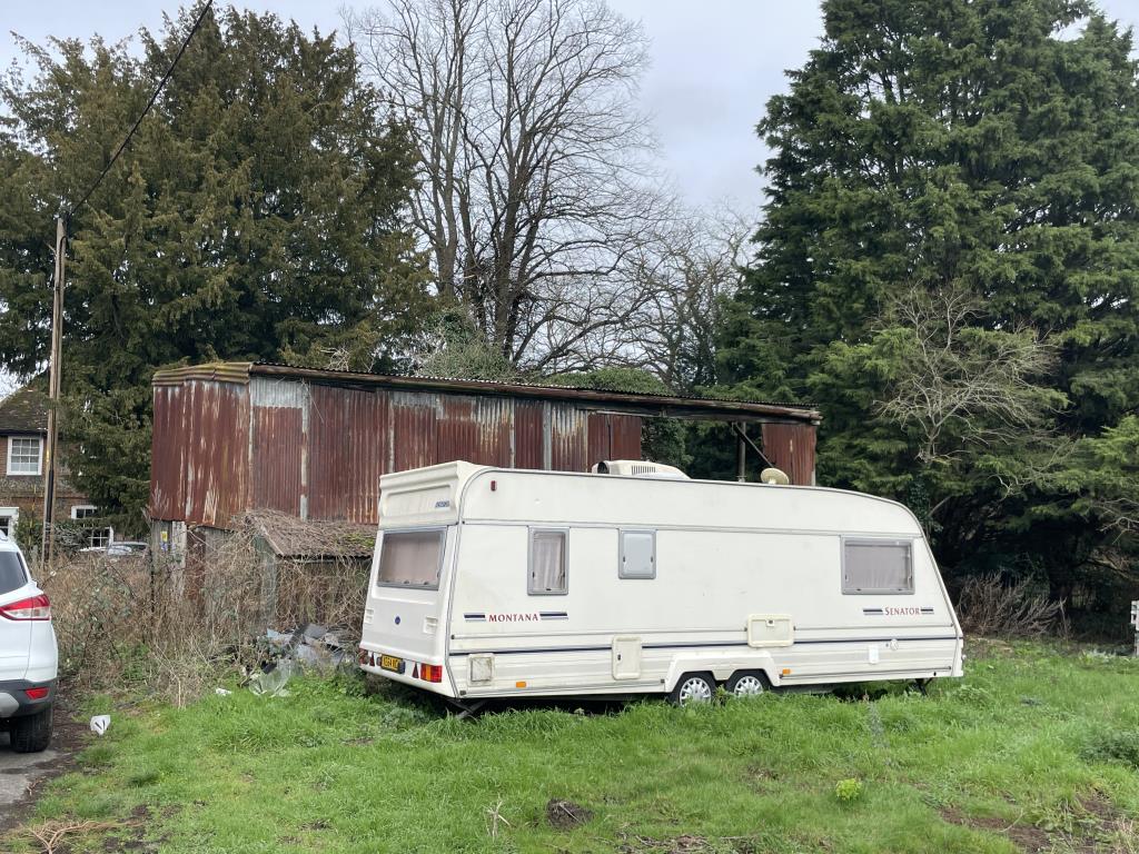 Lot: 98 - LAND EXTENDING TO TWO-THIRDS OF AN ACRE WITH PLANNING FOR REPLACEMENT STORAGE BUILDING - View of barn for redevelopment